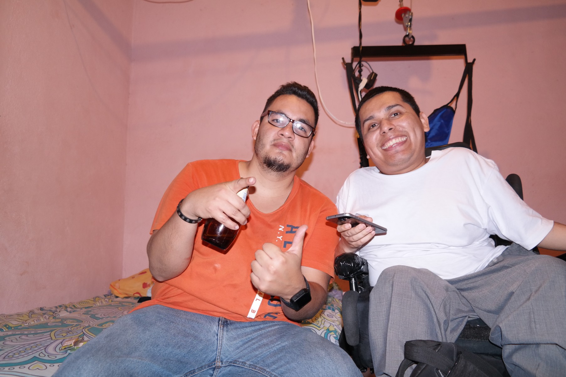 Tony Marizcal y José Olin después de la instalación de la Akoui 1